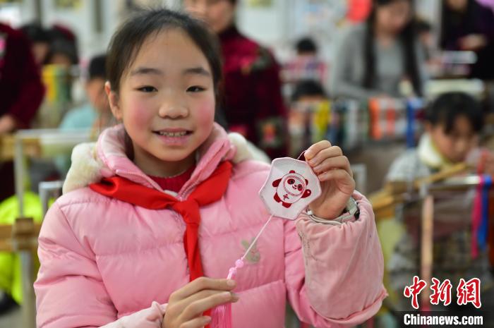 圖為一名小學(xué)生繡制的2022年北京冬奧會(huì)吉祥物“冰墩墩”形象。　喻云亮 攝