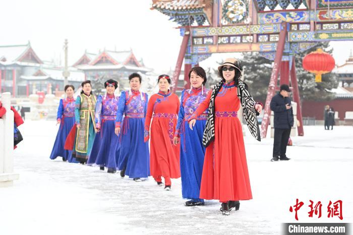 2月13日，老年人在呼和浩特市大召廣場拍照“打卡”。　劉文華 攝