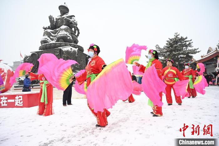 2月13日，秧歌隊在呼和浩特市大召廣場雪中起舞。　劉文華 攝