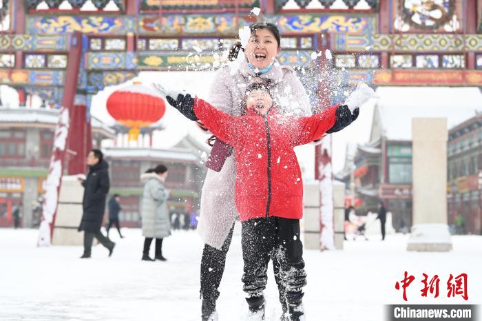 2月13日，家長與小朋友在呼和浩特市大召廣場享雪趣?！⑽娜A 攝