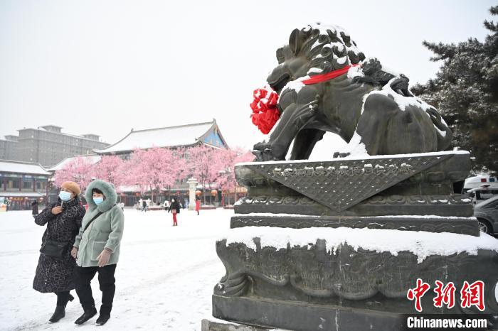 2月13日，民眾在呼和浩特市大召廣場雪中漫步。　劉文華 攝