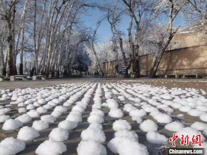 圖為春雪過后的莫高窟美不勝收?！≈鼙笕?攝