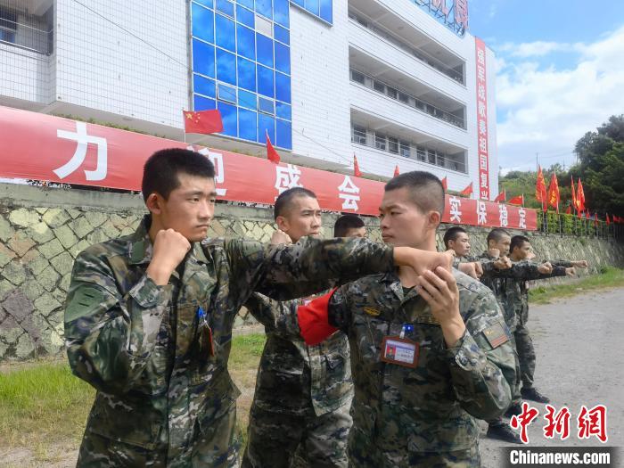 新兵尤云龍(左)不斷向一名合格軍人蛻變。　陳淼 攝