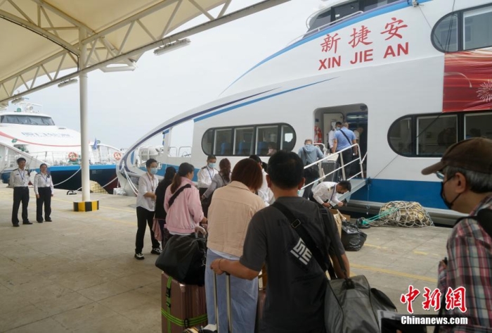 圖為乘客登船準(zhǔn)備從廈門啟航前往金門。福建海事 供圖