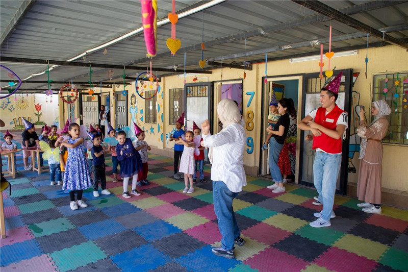 圖為中埃青年志愿者在埃及新開羅幼兒園開展“志愿服務(wù)伴成長(zhǎng)，中埃攜手慶六一”活動(dòng)。中建埃及分公司供圖