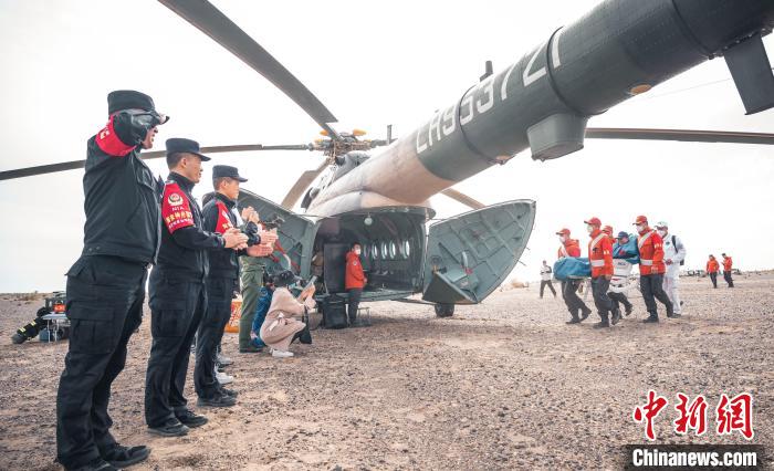 圖為阿拉善邊境管理支隊民警目送航天員登機離開?！缇?攝