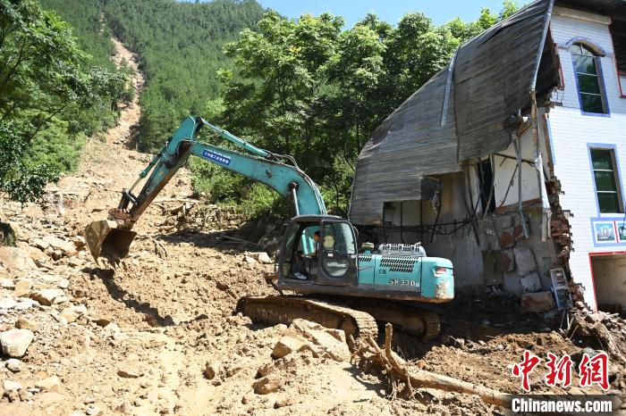 圖為重慶萬州救援現(xiàn)場。　陳超 攝