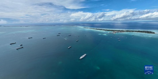 7月22日，中國海軍“和平方舟”號醫(yī)院船結(jié)束基里巴斯訪問，駛離塔拉瓦港。新華社發(fā)（桂江波 攝）