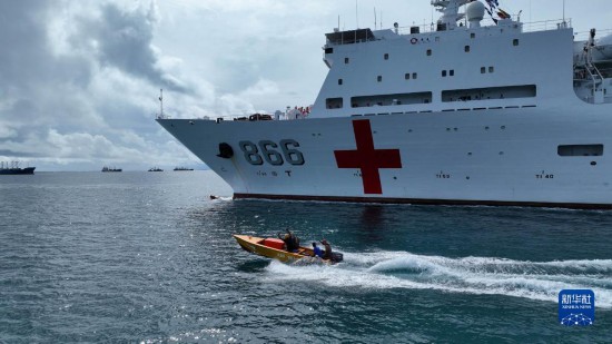 7月22日，中國海軍“和平方舟”號醫(yī)院船駛離塔拉瓦港途中，基里巴斯當?shù)孛癖婑{船揮手告別。新華社發(fā)（桂江波 攝）