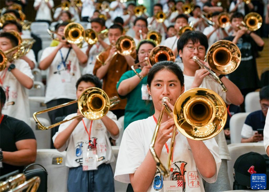 8月1日，在第九屆中國(guó)國(guó)際低音銅管藝術(shù)節(jié)的一場(chǎng)公益大師課上，低音銅管樂器愛好者在練習(xí)長(zhǎng)號(hào)。新華社記者 劉潺 攝