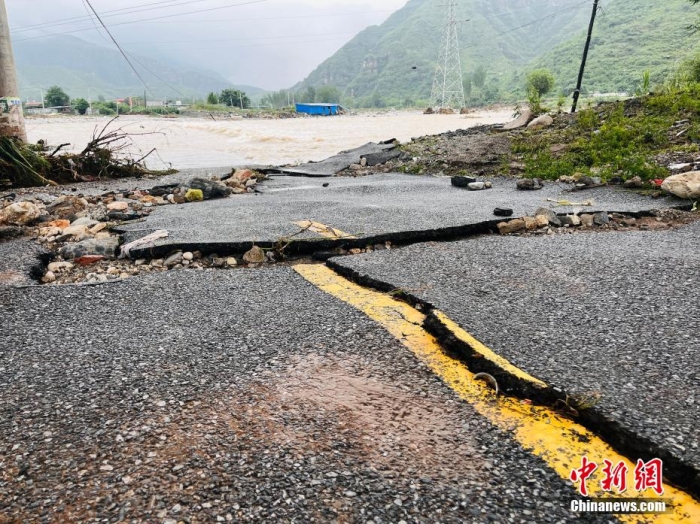 受臺風“杜蘇芮”影響，7月29日至8月1日，河北省淶水縣普降暴雨，持續(xù)強降雨和強風天氣引發(fā)洪水險情。連日來，當?shù)亟M織數(shù)千人搶險救援隊伍，集中力量加快排水、清理路面、救援拋錨車輛、搶修倒伏電線桿等工作。8月1日，方便面、飲用水、火腿腸、面包等首批調(diào)撥救災物資送抵救災一線，并于當天發(fā)放到受災群眾手中。目前，淶水縣受損交通、電力、通信等基礎設施正在加緊搶修，山區(qū)受困人員已分批轉(zhuǎn)移，各項搶險救災工作正在有序進行中。圖為淶水縣婁村鎮(zhèn)南安莊村被洪水沖毀的路面。(文/呂子豪 楊猛)李金璐 攝