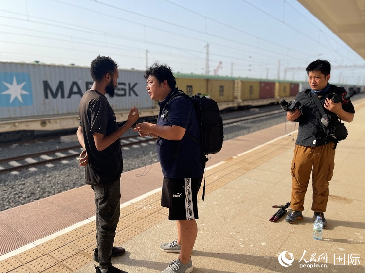 亞吉鐵路吉布提線工作人員介紹列車運營情況。人民網(wǎng)記者 趙艷紅攝