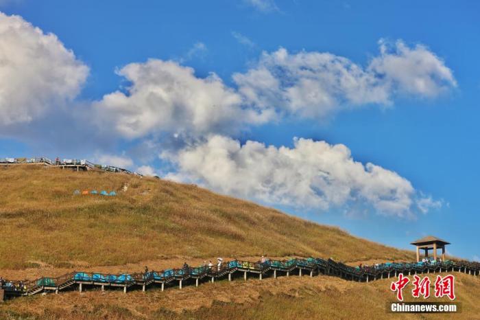 資料圖：圖為江西武功山高山草甸旁的登山步道，游客在登山。 劉力鑫 攝