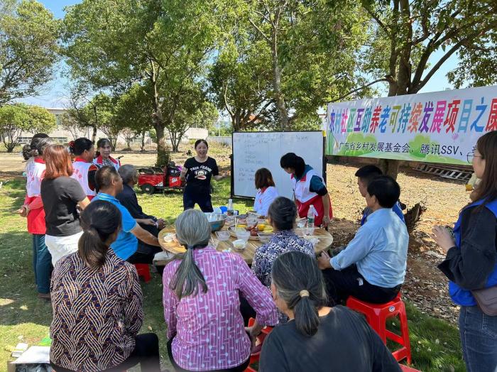 10月23日，廣東韶關(guān)農(nóng)村的互助養(yǎng)老探索，結(jié)合仁化縣董塘鎮(zhèn)新龍村的重陽(yáng)節(jié)活動(dòng)，將村支書、婦女主任、項(xiàng)目管理人員、新龍村助老員、村民志愿者、健康熱心的老人聚集在一起。 受訪者供圖