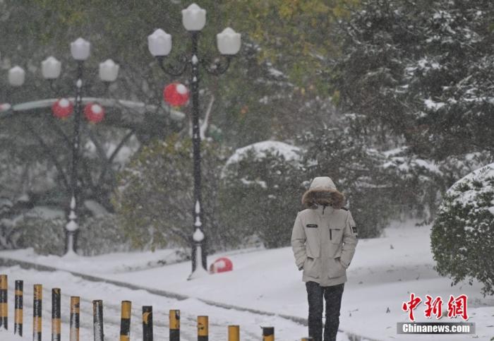 圖為市民在雪中出行。 <a target='_blank' href='/' ><p  align=