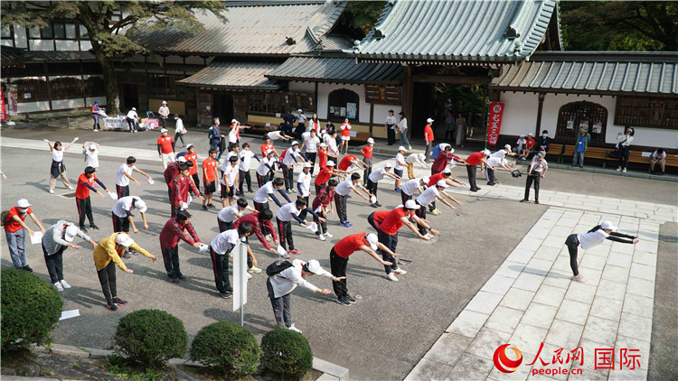 開跑前，中日青少年一起做熱身運(yùn)動(dòng)。人民網(wǎng) 蔣曉辰攝