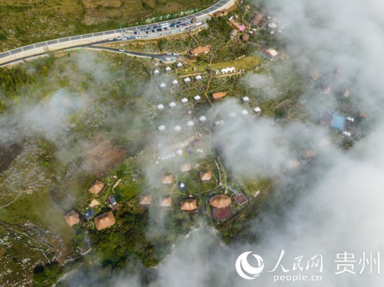 航拍掩映在晨間薄霧中的“花都里·化屋野奢度假營(yíng)地“。人民網(wǎng) 陽(yáng)茜攝