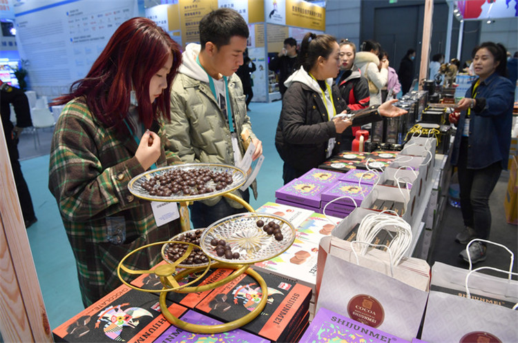 11月16日，觀眾在第七屆絲博會(huì)印度尼西亞展位上參觀選購(gòu)食品。新華社記者 邵瑞 攝