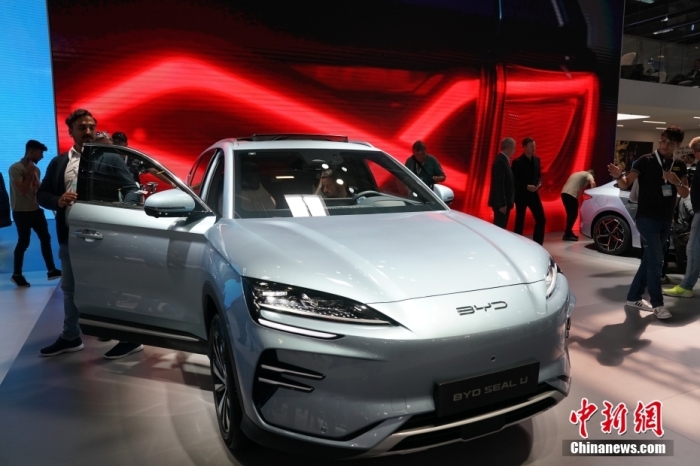 2023年德國(guó)國(guó)際汽車及智慧出行博覽會(huì)(IAA mobility)(亦簡(jiǎn)稱慕尼黑國(guó)際車展)將于9月5日正式開幕。在9月4日舉行的媒體日，記者看到諸品牌紛紛攜“拳頭”產(chǎn)品亮相。圖為當(dāng)日比亞迪SEAL U在歐洲首秀。<a target='_blank' href='/'><p  align=