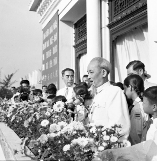 1960年5月13日，河內(nèi)市八萬市民舉行盛大集會(huì)，歡迎周恩來總理。圖為胡志明主席、周恩來總理在大會(huì)主席臺(tái)上。