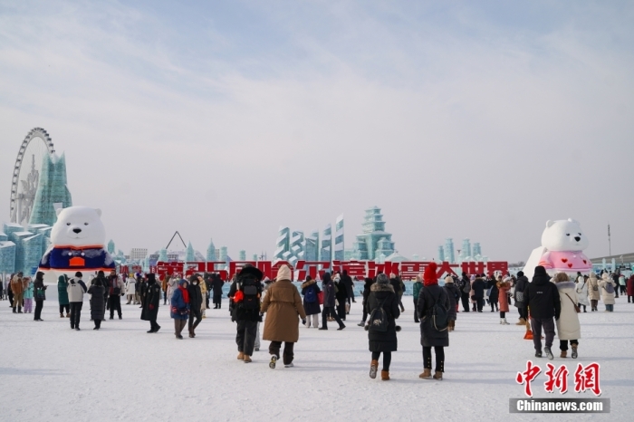 1月4日，第25屆哈爾濱冰雪大世界內(nèi)的冰雕吸引游客觀看。白天的冰雪大世界，游客仿佛置身現(xiàn)實(shí)版“冰雪奇緣”。<a target='_blank' href='/'><p  align=