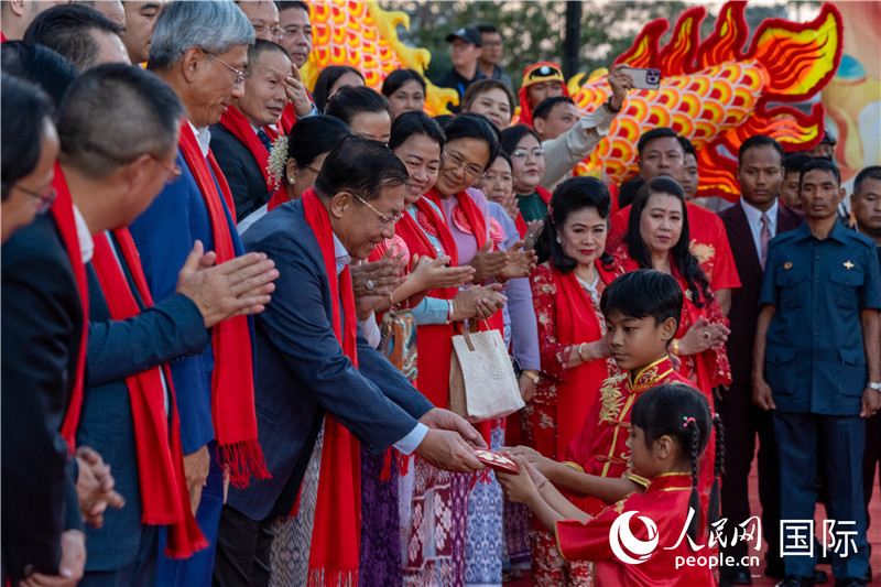 在活動現(xiàn)場，敏昂萊主席根據(jù)當?shù)貍鹘y(tǒng)向兒童送祝福2-人民網(wǎng)記者謝佳君攝