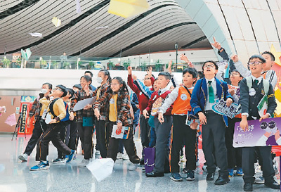 大興機(jī)場(chǎng)迎來香港快運(yùn)航空首航  香港師生感受內(nèi)地發(fā)展脈動(dòng)