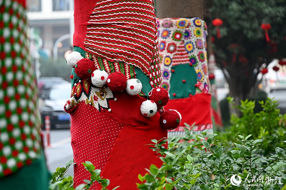 杭州市拱墅區(qū)獅虎橋路上的行道樹“穿”上了新裝。人民網(wǎng) 葉賓得攝