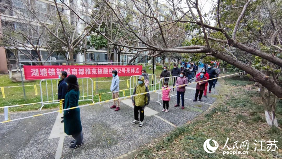 湖塘鎮(zhèn)黨員干部定點、定人、定崗、定責保障核酸檢測有序進行。 武進區(qū)委宣傳部供圖