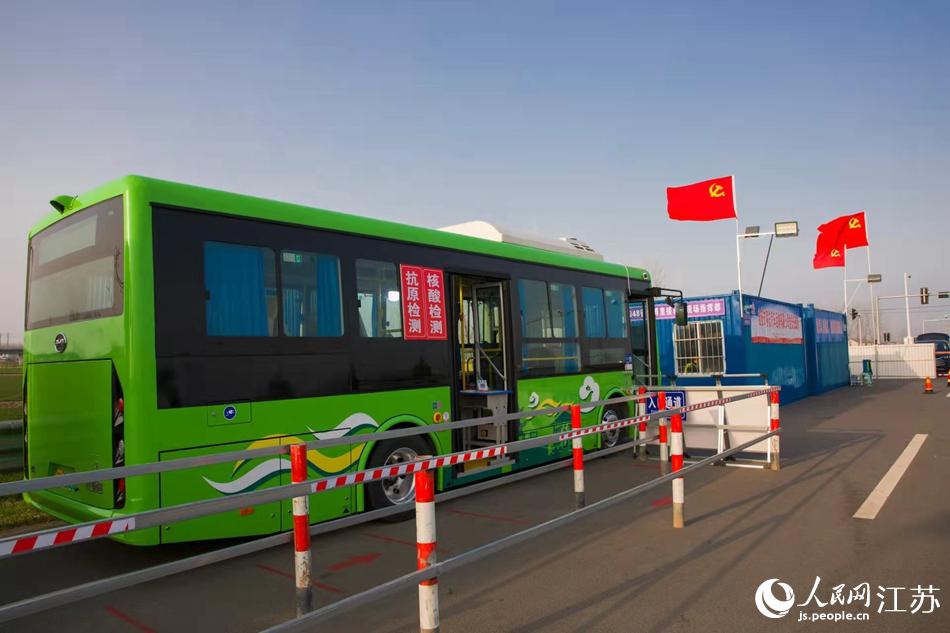 淮安市客總汽車運輸有限公司調(diào)集兩部車況最佳“核酸采樣流動車”，組建黨員“先鋒崗”。紀星名攝