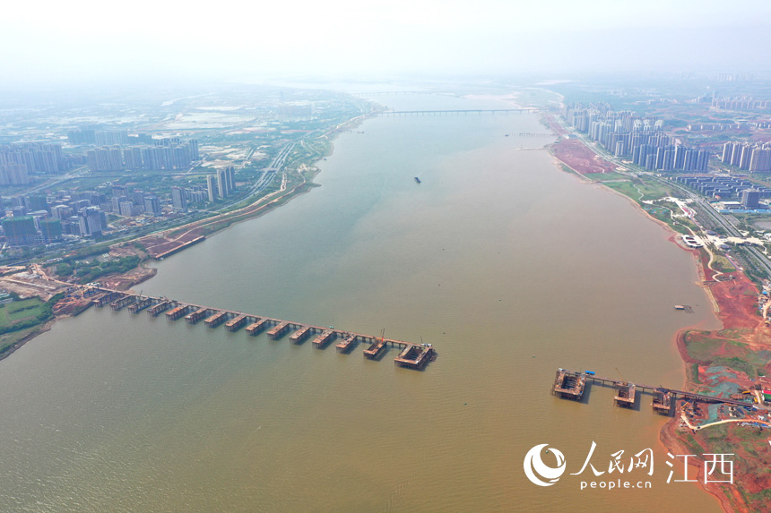 航拍九龍湖過(guò)江大橋，該橋是南昌第七座跨贛江通道。 人民網(wǎng) 時(shí)雨攝