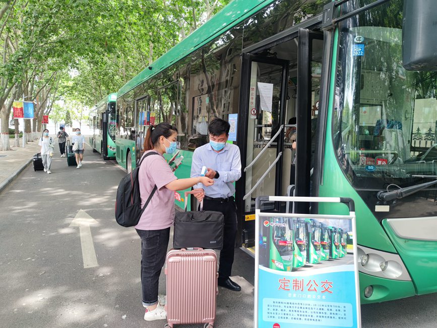 公交車從校園宿舍樓下出發(fā)，直達(dá)鄭州火車站和鄭州東站。崔晨攝