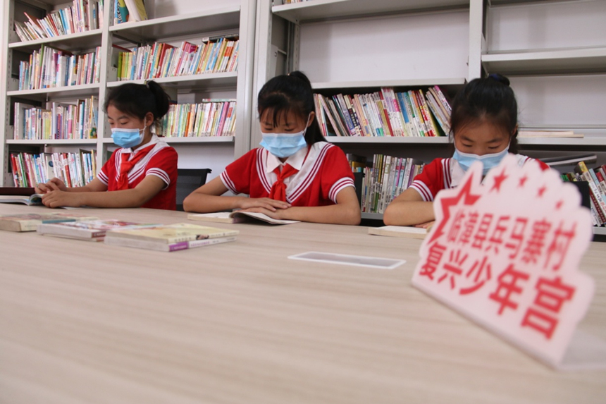 河北省臨漳縣柏鶴集鄉(xiāng)兵馬寨村復(fù)興少年宮，孩子們?cè)陂営[室讀書(shū)。 申志好攝