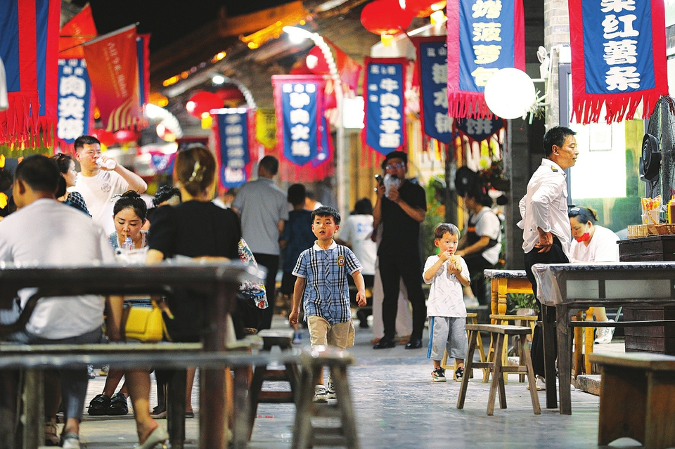  6月17日晚，游客在運(yùn)城市鹽湖區(qū)嵐山根運(yùn)城印象景區(qū)內(nèi)游玩。連日來，運(yùn)城市通過發(fā)放消費(fèi)券，培育夜購、夜味、夜宿、夜玩、夜賞的消費(fèi)形態(tài)，迅速推動(dòng)消費(fèi)企穩(wěn)回暖，為經(jīng)濟(jì)發(fā)展注入強(qiáng)勁動(dòng)力。 金玉敏攝