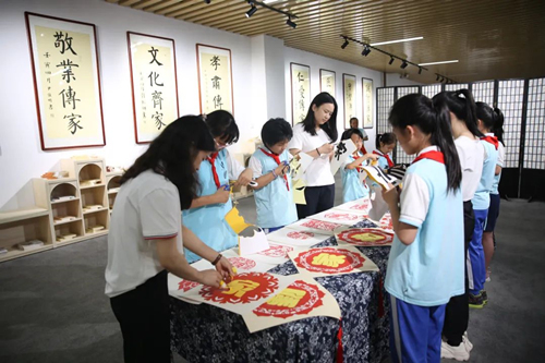 1、長(zhǎng)沙市雨花區(qū)校園清廉家風(fēng)館開(kāi)館。受訪單位供圖