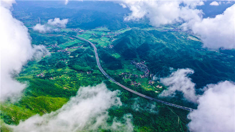 湖南省常寧市廟前鎮(zhèn)泉井村，云霧繚繞，青山蒼翠，公路蜿蜒，秀美如畫。周秀魚春攝