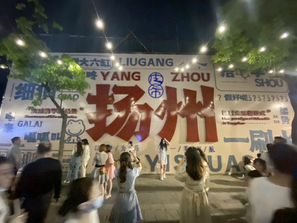 古運河畔的皮市街充滿市井氣息。 人民網(wǎng) 張玉峰攝