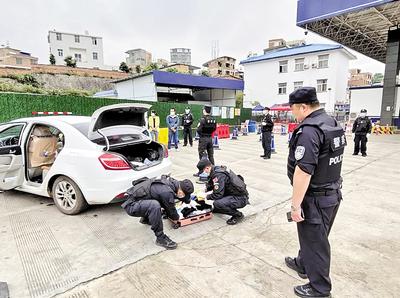 圖為民警對(duì)重點(diǎn)車輛是否攜帶毒品進(jìn)行檢查。省禁毒委供圖