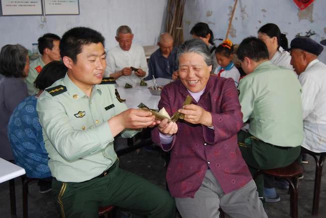 趙德恒與孤寡老人共度端午佳節(jié) 。 濱州市公安局海岸警察支隊(duì)岔尖派出所供圖