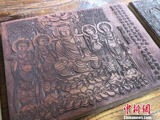 圖為創(chuàng)作的敦煌壁畫題材的雕刻作品。　徐雪 攝