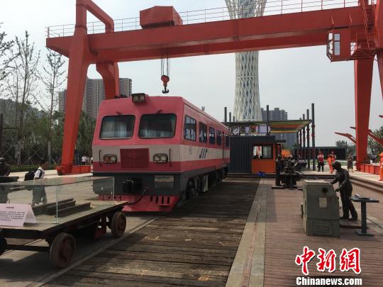 公園內(nèi)的火車車廂與貨場龍門吊等工業(yè)遺跡。　高紅超 攝