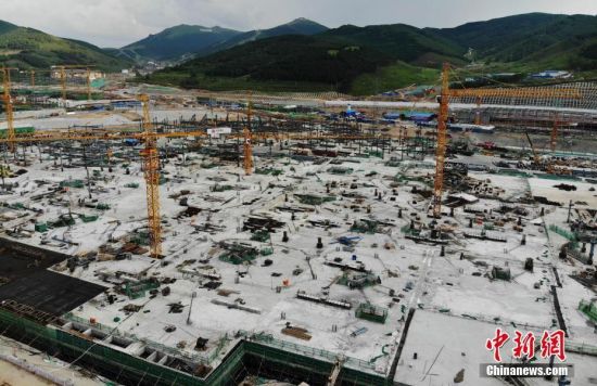 6月28日，航拍鏡頭下的河北張家口冬奧會太子城冰雪小鎮(zhèn)項目。太子城冰雪小鎮(zhèn)項目位于2022年冬奧會張家口賽區(qū)核心區(qū)，連接張家口賽區(qū)云頂和古楊樹兩個競賽場館群，建成后將承擔(dān)賽時核心區(qū)配套保障功能，提供冬奧頒獎、貴賓接待、交通換乘、休閑娛樂等服務(wù)，賽后將成為一座國際化四季度假小鎮(zhèn)。 中新社記者 楊艷敏 攝