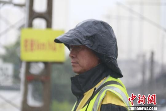 蘭州西工務(wù)段蘭州線(xiàn)路車(chē)間防護(hù)員雨中巡查。　王光輝 攝