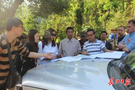 在尼泊爾，武漢市土地利用和城市空間規(guī)劃研究中心設(shè)計團(tuán)隊現(xiàn)場踏勘。(武漢市土地利用和城市空間規(guī)劃研究中心 供圖)