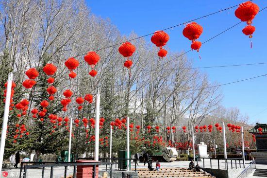 2月10日，古城拉薩宗角祿康公園紅彤彤的燈籠高掛，洋溢著濃郁的節(jié)日喜慶氛圍。