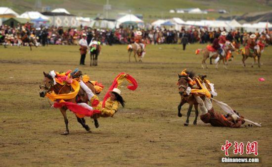 8月4日，四川理塘“八一”賽馬場上演一場精彩的馬術競技比賽，引來上萬民眾和游客觀賽。圖為牧民騎手進行五彩凌空競技。 中新社記者 劉忠俊 攝