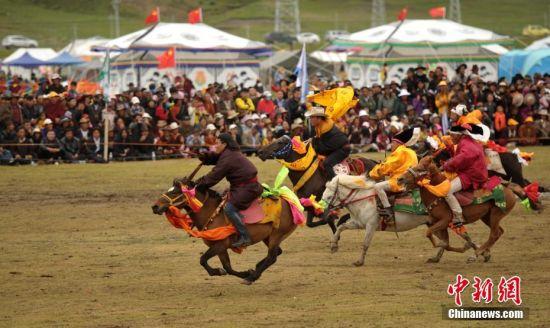 8月4日，四川理塘“八一”賽馬場上演一場精彩的馬術競技比賽，引來上萬民眾和游客觀賽。 中新社記者 劉忠俊 攝