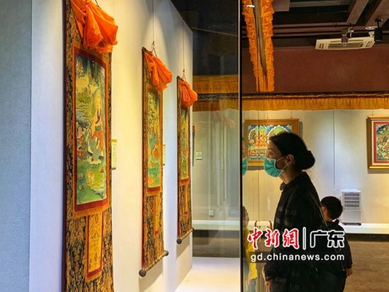 80余幅國家級非遺大師希熱布唐卡作品東莞展出。圖為充滿神秘色彩的唐卡作品吸引人駐足觀看(徐倩 攝)