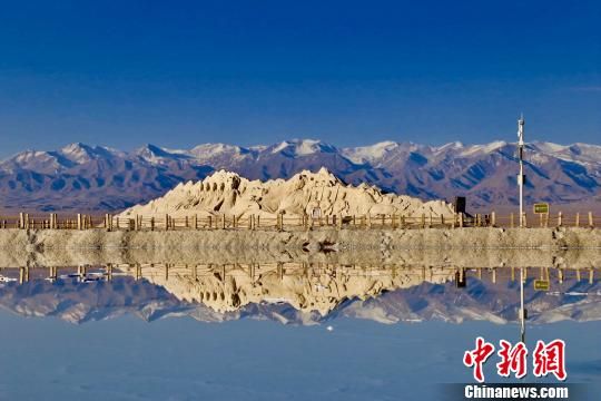 圖為“青海茶卡鹽湖”景區(qū)。（資料圖）　張?zhí)砀！z