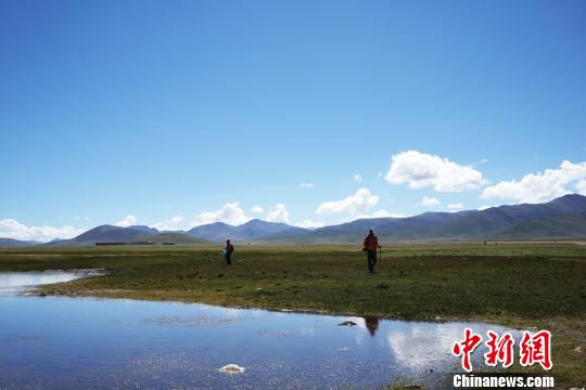 游客體驗(yàn)在藏徒步：一面是雪域美景，一面是城市巨變